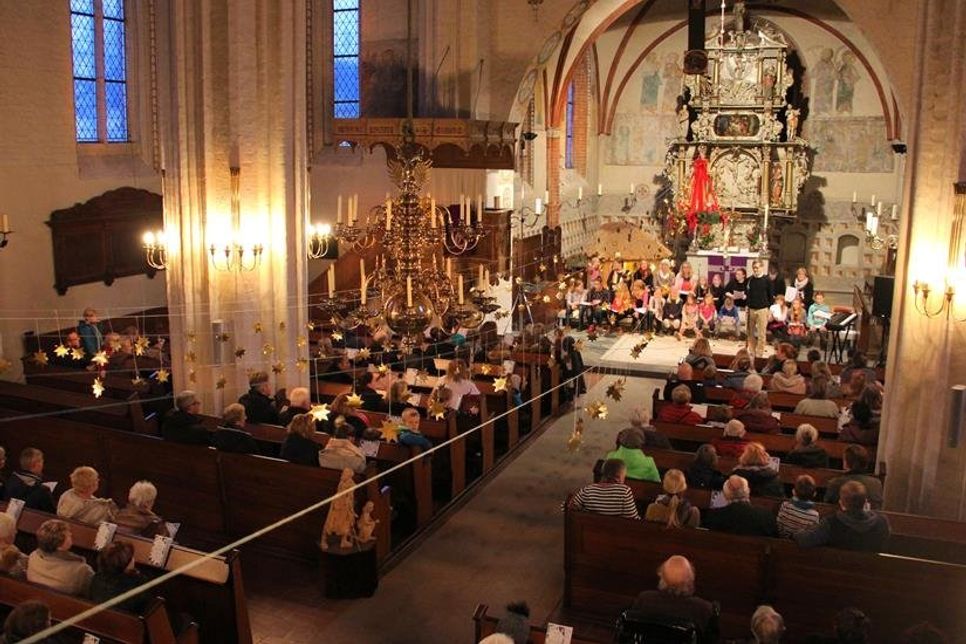 Gemeinsam wurden in der weihnachtlich geschmückten Stadtkirche Adventslieder angestimmt.