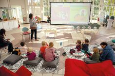 Im Rahmen der Feierlichkeiten zum 75. Jubiläum von Kulturkreis und Volkshochschule Timmendorfer Strand stellte Autorin Yvonne Hergane u.a. ihr Bilderbuch „Niemand ist wie Du, Loulou“ vor.