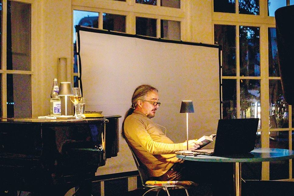 Im Rahmen des Jubiläums und der  „Lesereise Schleswig-Holstein“ fand auch eine Leseperformance des Autors Michael Jensen in der Trinkkurhalle statt.