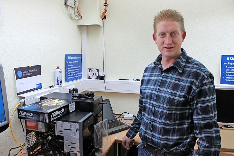Der Fachinformatiker Bengt Schrum in seiner IT-Werkstatt.