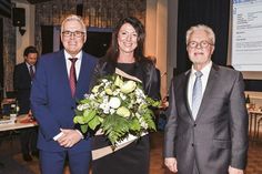 Bürgermeister Volker Owerien und Bürgervorsteher Peter Nelle (rechts) gratulieren der neuen Bürgermeisterin der Gemeinde Scharbeutz, Bettina Schäfer, die ihren Eid sprach und ab 1. Februar Nachfolgerin von Owerien ist. (Foto: René Kleinschmidt)