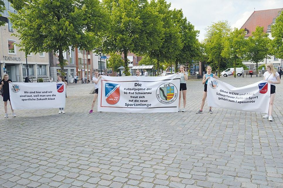 Auf Bannern machten die Sportler beider Vereine deutlich, worum es ihnen geht: eine gemeinsame Sportanlage.