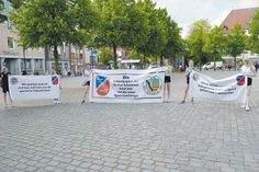 Auf Bannern machten die Sportler beider Vereine deutlich, worum es ihnen geht: eine gemeinsame Sportanlage.
