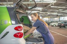 In Kraftfahrzeugberufen können sich unterschiedliche Talente und Neigungen entfalten. Foto: djd/Kfzgewerbe.