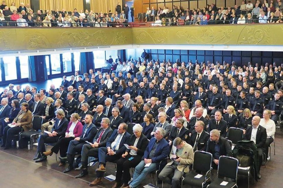 Der Festakt zur Ernennung der 78 Polizeiobermeisterinnen und -obermeister erfolgte vor einer beeindruckenden Kulisse im Großen Saal des Maritim Seehotels in Timmendorfer Strand.