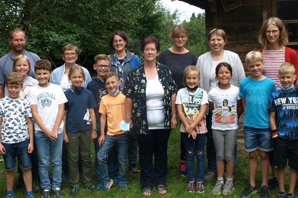 Allseits geschätzt: Zur Verabschiedung von der Reinigungskraft Angelika Hüttmann traf sich die Schulgemeinschaft im Freien.