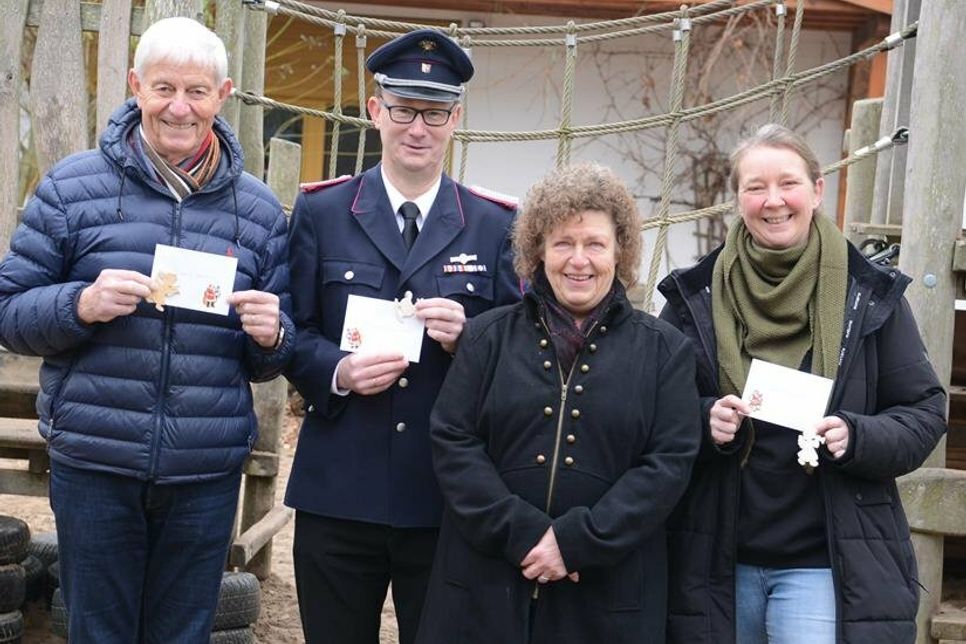 Jürgen Haß (Förderverein Hospiz), Matthias Gradert (Jugendfeuerwehr), Frauke Becker (CDU Ortsverband) und Silke Piening (Kindergarten Grube; v. lks.) bei der Spendenübergabe.