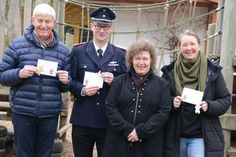 Jürgen Haß (Förderverein Hospiz), Matthias Gradert (Jugendfeuerwehr), Frauke Becker (CDU Ortsverband) und Silke Piening (Kindergarten Grube; v. lks.) bei der Spendenübergabe.