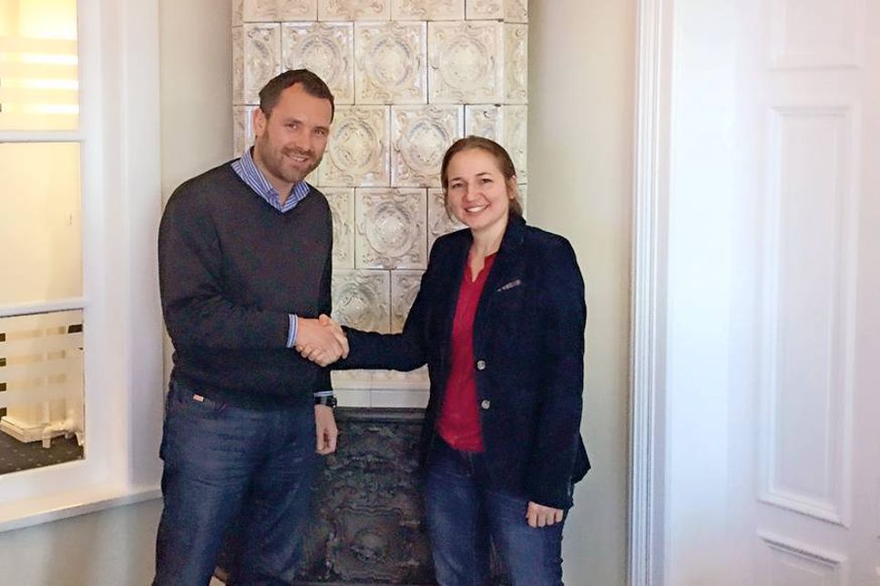 Reimer Jens, Geschäftsführer der Jens Märkte, und Timmendorfer Strands Bürgermeisterin Hatice Kara nach der Unterzeichnung des Grundstückskaufvertrages beim Notar.