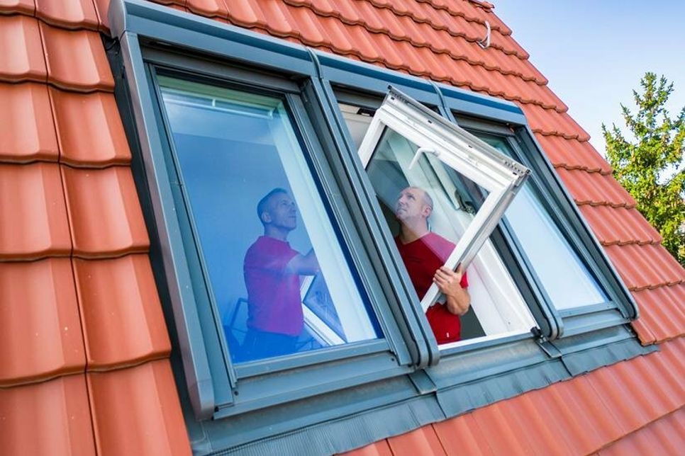 Wer sein altes, zweifach verglastes Fenster gegen ein neues, dreifach verglastes austauscht, kann dafür einen Zuschuss in Höhe von bis zu 15 Prozent der Investitionskosten beim Bundesamt für Wirtschaft und Ausfuhrkontrolle (BAFA) beantragen. Foto: DJD/TLS-Dachfenster