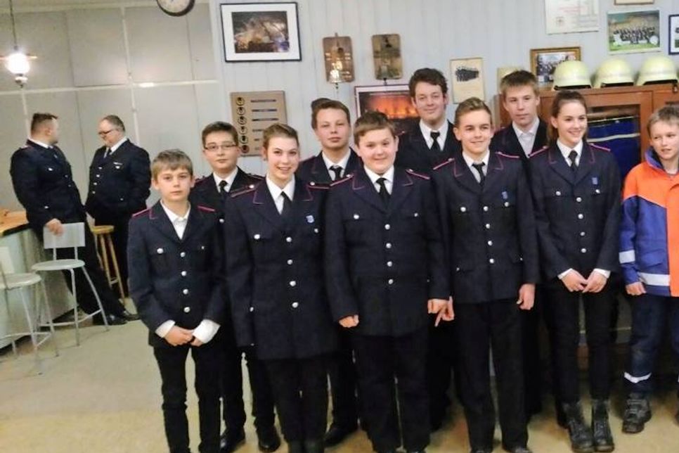 Die Jugendfeuerwehr Schönwalde mit ihrem neuen Jugendgruppenleiter Niklas Markmann (re.).