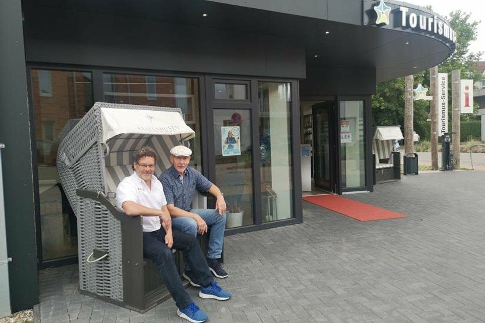 Raymond Kiesbye (lks.) und Martin Riedel (re.) trafen sich zum Kaffee in der neuen Tourist-Information in der Waldstraße.