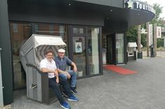 Raymond Kiesbye (lks.) und Martin Riedel (re.) trafen sich zum Kaffee in der neuen Tourist-Information in der Waldstraße.
