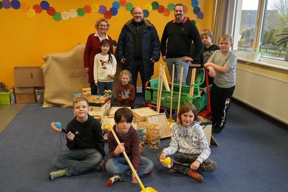 DKSB-Vorsitzende Mechtild Piechulla, Marcus Pape (Vorsitzender von Kinderlachen-Büchen) und OGS-Leiter Patrick Steffen (hinten v. lks.) übergaben wertvolle Spielsachen an die Kinder.