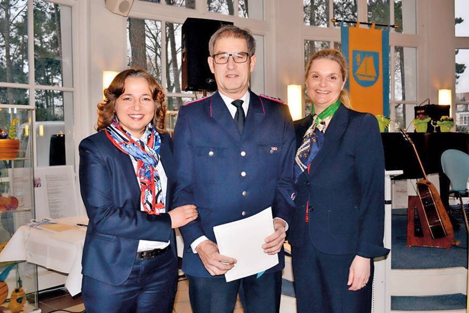 Bürgervorsteherin Anja Evers (rechts) und Bürgermeisterin Hatice Kara mit Harm-Halfdan Weihe. (Foto: Kleinschmidt)