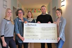 Bei der Scheckübergabe (v. lks.) Ann-Christin Smiatek, Andrea Mischko, Kathrin Seehusen, Leif Krause und Dr. Kathrin Mikan.