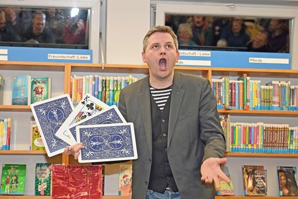 Zauberer Jan verblüffte in der Stadtbücherei mit magischen Kartentricks.