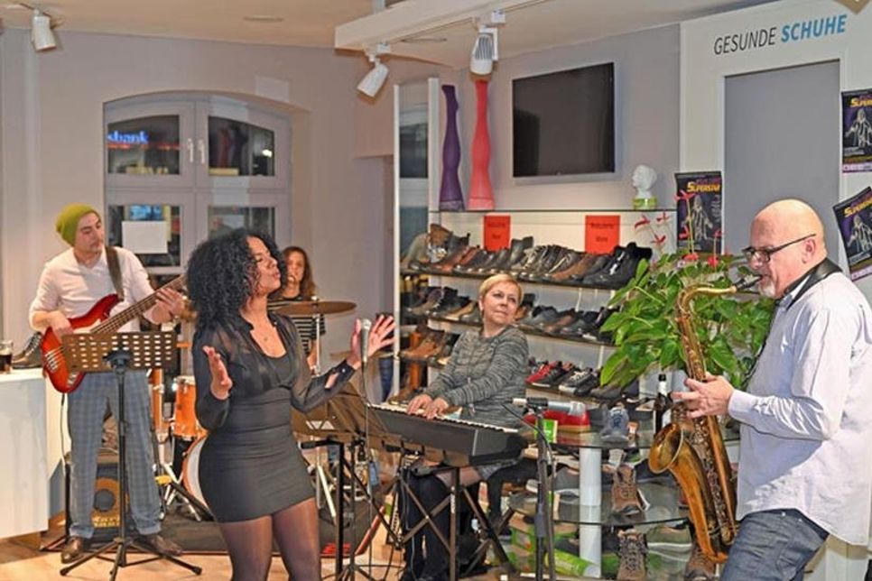 Jiri Halada (r.) und seine Band lockten mit ihrem Programm zahlreiche Musikfreunde an.