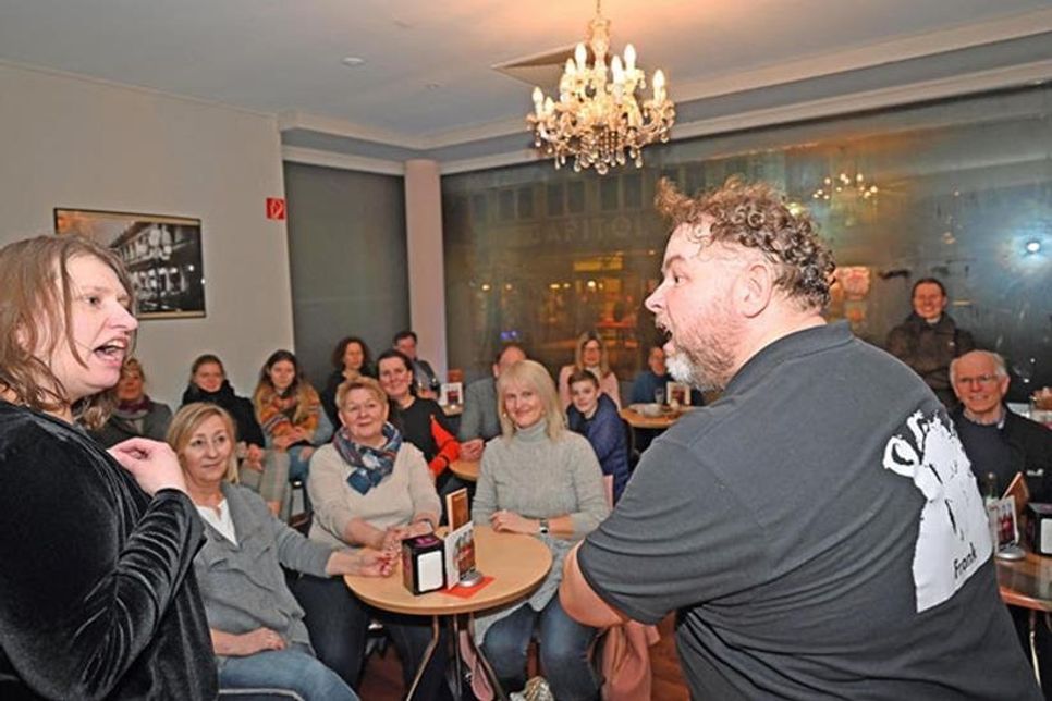 Frank Rössel und Ines Donner improvisierten ein spontanes Schauspiel bei Claudio in der Kirchenstraße.  Fotos: Schneider