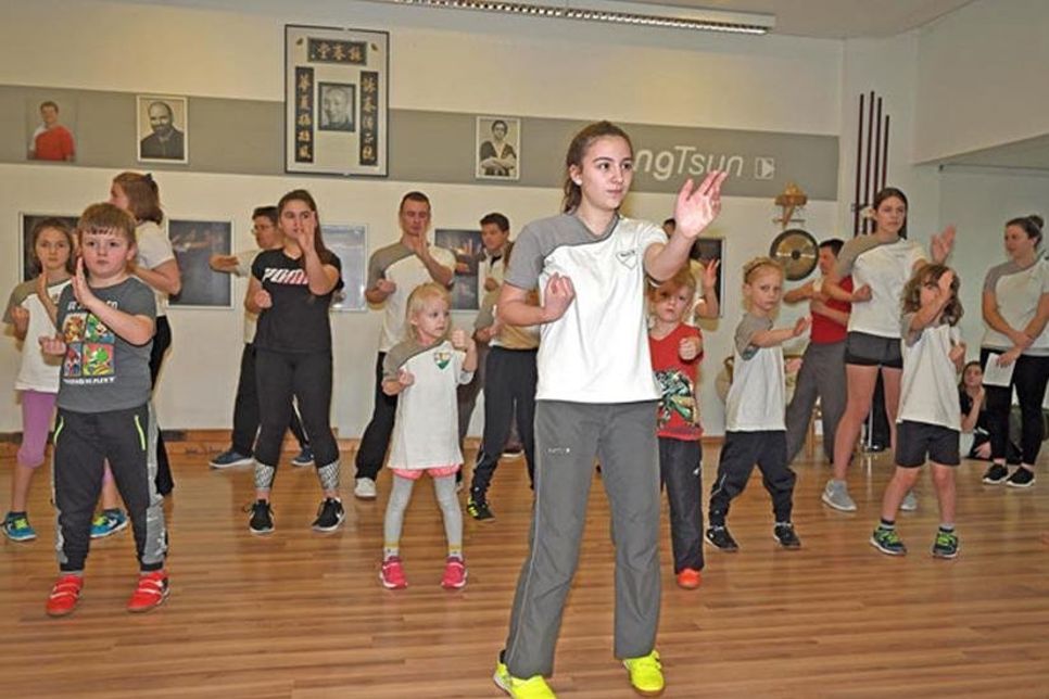Kinder- und Jugendliche gaben in der EWTO Schule in der Kirchenstraße eine Kampfkunst-Vorstellung.