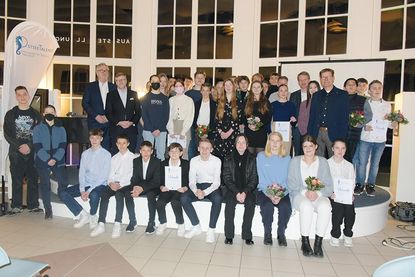 Gruppenfoto aller Gewinner mit Ministerpräsident Daniel Günther, Tourismuschef Joachim Nitz, Bürgermeister Sven Partheil-Böhnke und Initiator Andreas Czayka.