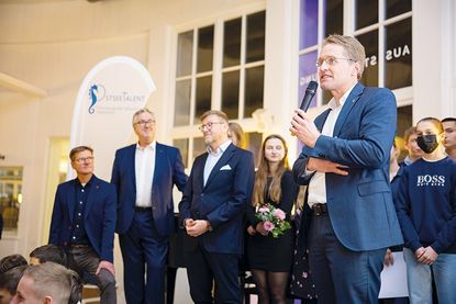 Ministerpräsident Daniel Günther lobte die Kreativität der Jugendlichen und gratulierte allen Preisträgern.