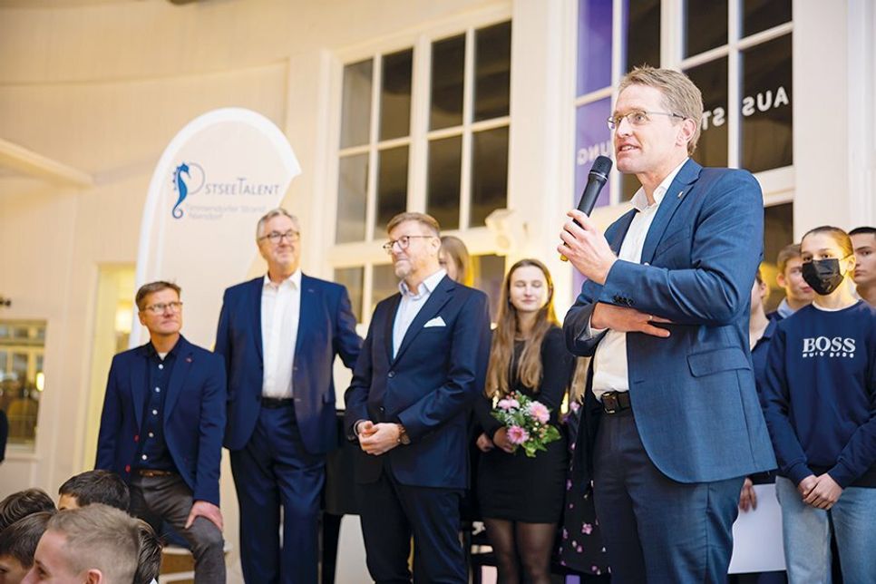 Ministerpräsident Daniel Günther lobte die Kreativität der Jugendlichen und gratulierte allen Preisträgern.