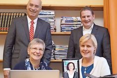 Freude über den öffentlich zugänglichen elektronischen Infopunkt der Alphabetisierungskampagne in der Stadtbücherei Preetz (v.li): Helmut Neumann (Förde Sparkasse), Karen Verweegen (Stadtbücherei), Sven Wilke (Stadt Preetz) und Inga Feldmann (Volkshochschule).