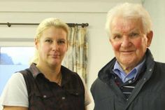Vorsitzende Melanie Lindau überreichte Niels Schwarz die goldene Ehrentafel.