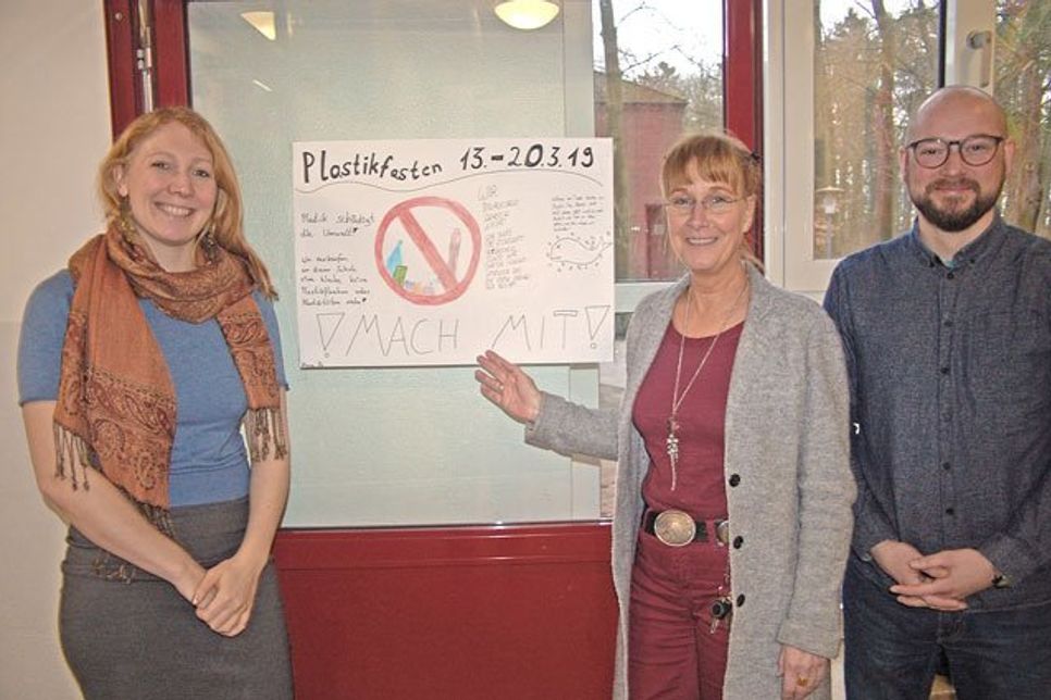 „Plastikfasten“ heißt das Projekt, das am heutigen Mittwoch startet. Marret Bähr, Anja Grabowsky und Ulrich Hetzer (v.l.) vor einem der vielen Schülerplakate.