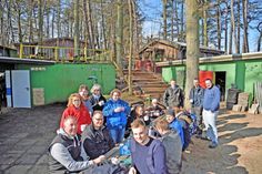 Genießen die Kaffeepause: Das Helferteam des Zeltlagers Adlerhorst.