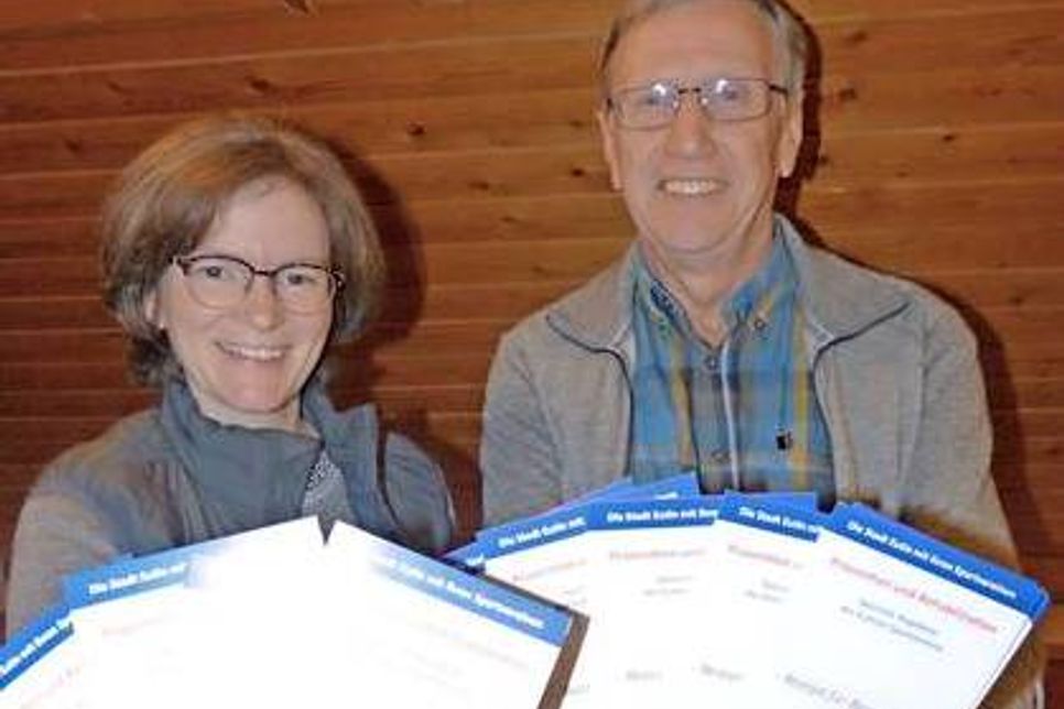 Nadine Sevignani vom Ärztenetz Eutin-Malente und Projektleiter Uwe Tewes freuen sich, den neuen Flyer „Rezept für Bewegung“ vorstellen zu können.