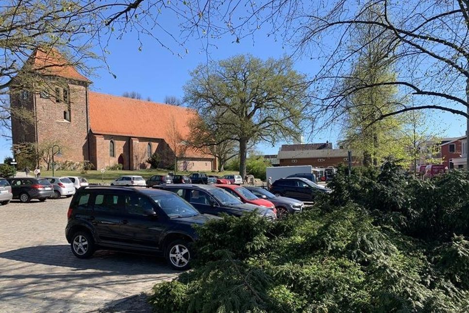 Zentrum des Waldortes Lensahn ist der Kirchplatz mit der St. Katharinen-Kirche.