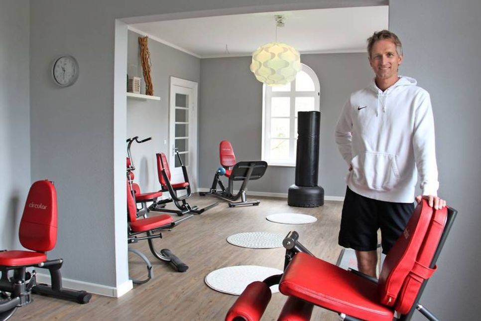 Alexander Brink vor dem Herzstück des Studios, der Trainingsfläche für das Zirkeltraining.