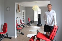 Alexander Brink vor dem Herzstück des Studios, der Trainingsfläche für das Zirkeltraining.