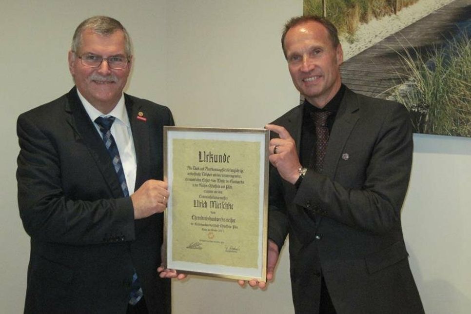 Thoralf Volkens (re.) überreicht Ulrich Mietschke die Ernennungsurkunde zum Ehrenkreishandwerksmeister.