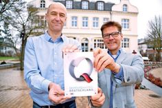 Swen Westphal (links), Leiter Service und Information bei der TSNT GmbH, und Tourismuschef Joachim Nitz freuen sich über die Rezertifizierung bis zum Jahre 2020. (Foto: René Kleinschmidt)