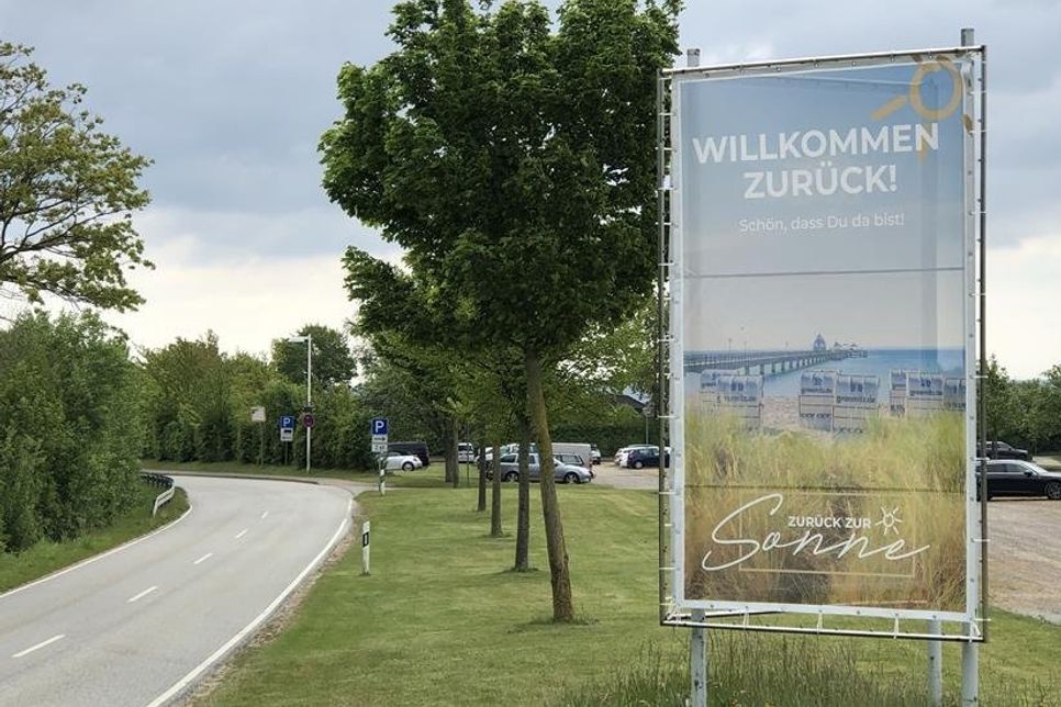 Auch die Grömitzer heißen die Gäste mit Schildern wieder im Ostseebad der Sonnenseite willkommen.