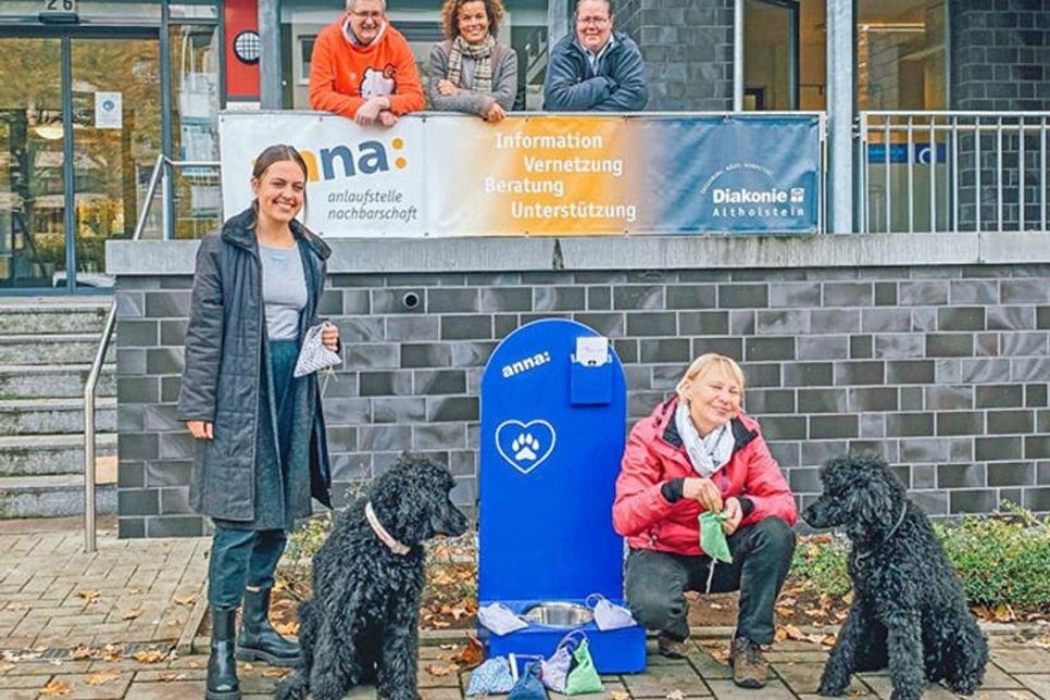 Günter Bootz, Marion Janser und Dr. Jette Uhde (oben, v.li.) sowie Aminata Adler-Teske, Bella, Kyrill und Regina Bethke (unten, v.li.). | Foto: Diakonie Altholstein