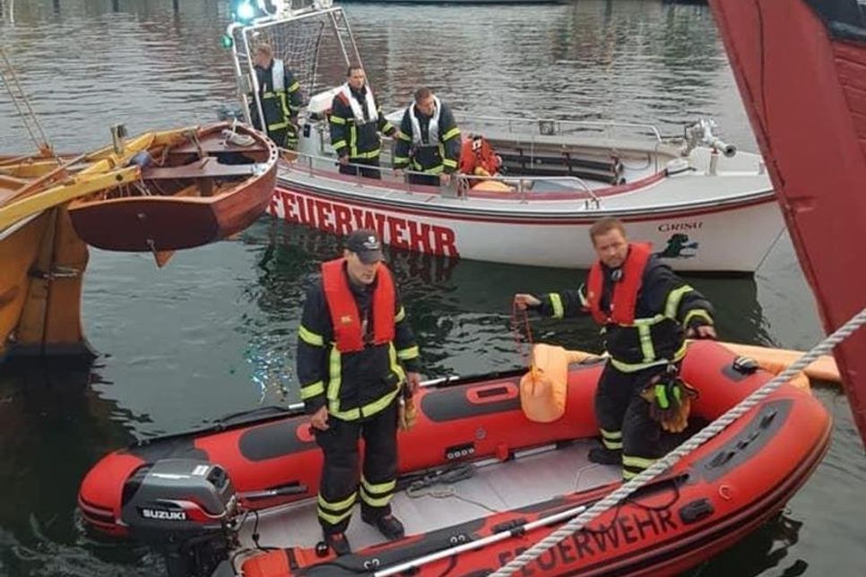 Die Feuerwehr im Einsatz im Neustädter Hafen.