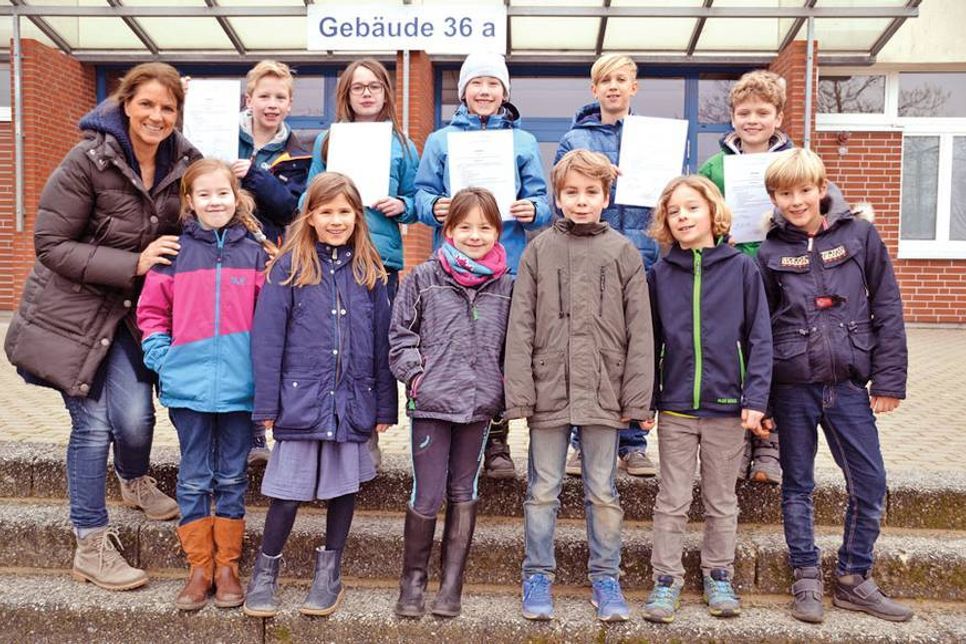 Claudia Franz mit den neuen Konfliktlotsen (untere Reihe) und den bisherigen Konfliktlotsen (obere Reihe) mit ihren Urkunden. (Foto: René Kleinschmidt)