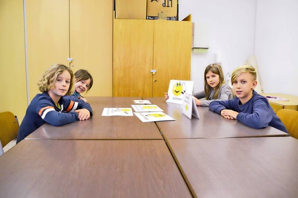 Amelie (8) und Matti (9, links) mit Eva (8, alle Klasse N3) und Pascal (10, Klasse N4) während der Ausbildung zum Konfliktlotsen. (Foto: René Kleinschmidt)