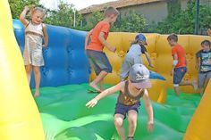Ein Fest ohne Hüpfburg ist kein Fest. Auf die Plätze, fertig, los.