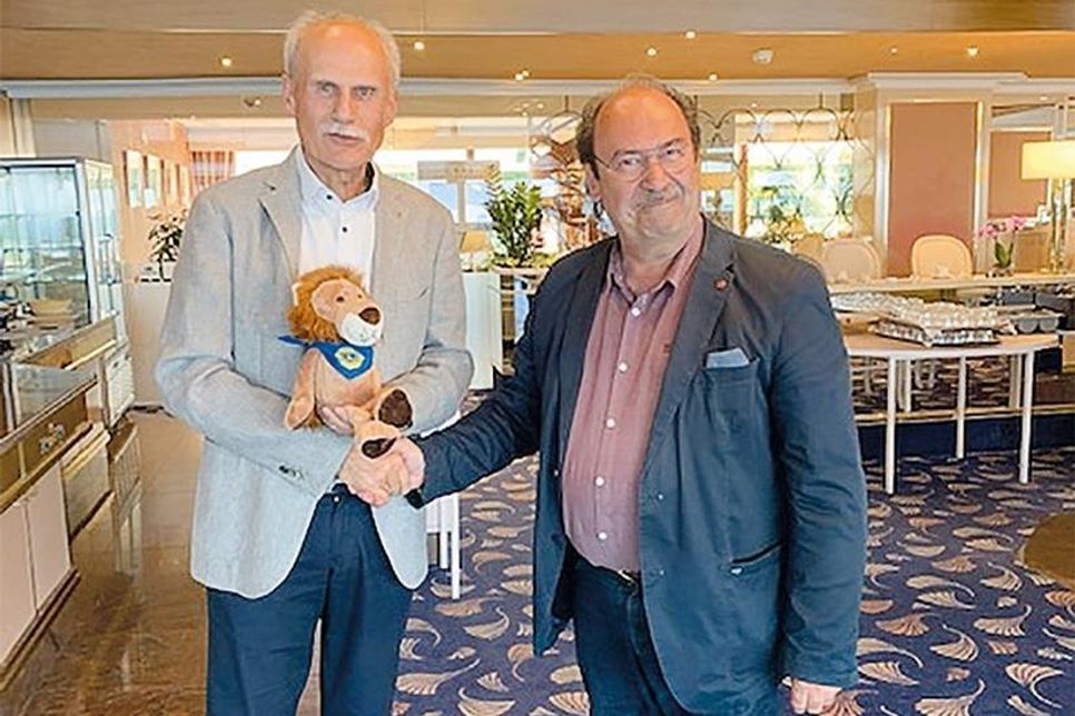 Neuer Präsident des Lions Club Lübecker Bucht ist Frank Behrens (links), der das Amt von Bernd Vetter übernommen hat.