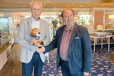 Neuer Präsident des Lions Club Lübecker Bucht ist Frank Behrens (links), der das Amt von Bernd Vetter übernommen hat.