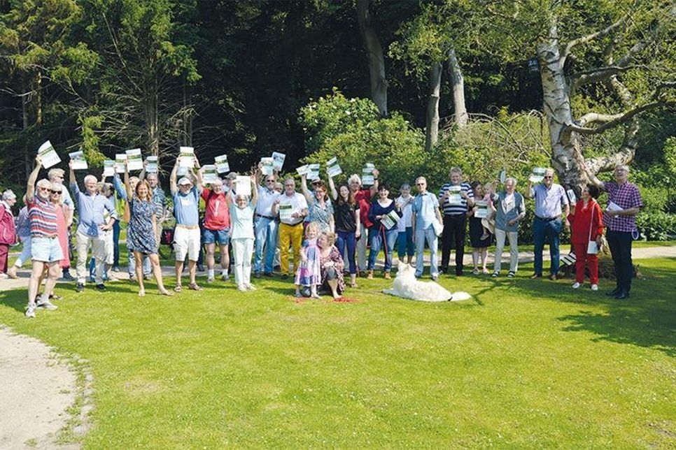 Einwohner, Politiker, Repräsentanten von Vereinen und Bürgerinitiativen sowie örtliche Gewerbetreibende hatten sich zur Präsentation der Flyer im Kurpark eingefunden. Ihre Forderung: Übergesetzlicher Lärmschutz für Bad Schwartau.