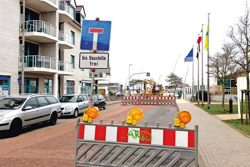 Voraussichtlich noch bis kommenden Sonntag bleibt die Strandstraße in Niendorf gesperrt. Entsprechende Umleitungen sind ausgeschildert.