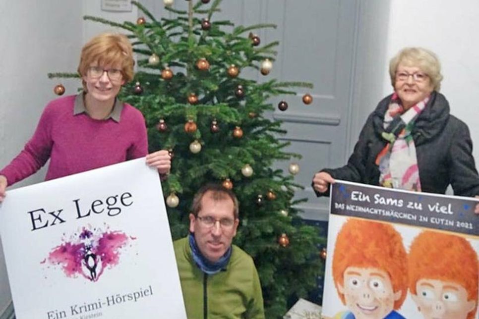 Claudia Mohns und Holger Schröder von der Eutiner Mischpoke freuen sich über die Spende, die Ingrid Berger (rechts) übergab.