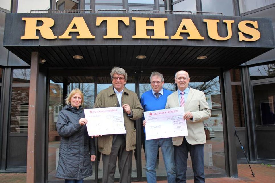 Für die DKMS nahm Christiane Dohms das Geld von Dr. Fabian Sell, Amtsvorsteher Klaus Winter und Bürgervorsteher Wolfgang Schüller in Empfang (v. lks.).