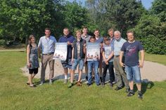 Gemeinsam mit Heinz Bäker, Bürgervorsteher Gemeinde Grömitz, Jan Femerling, Veranstaltungsleiter Tourismus-Service Grömitz, Udo Braeger und Alexandra Blume vom Jugendzentrum der Gemeinde Grömitz und Manfred Ermert, Bauamt Gemeinde Grömitz freuen sich die Vertreter des Kinder- und Jugendparlamentes sowie viele Kinder aus dem Jugendzentrum Grömitz über das neu geschaffene Strandareal.